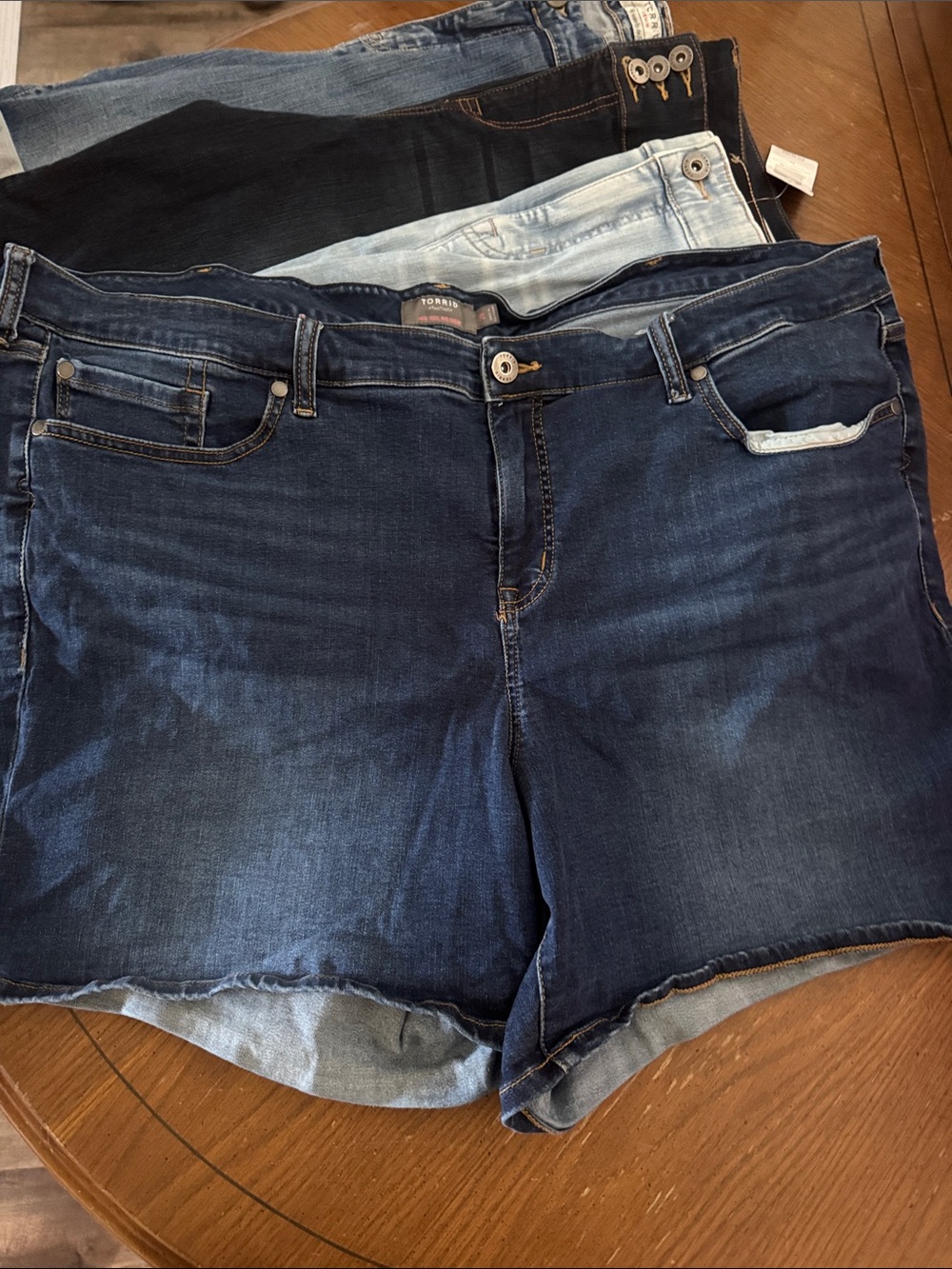 6 pairs torrid size 26 shorts lot 5 denim 1 Black twill dot 6-10” inseams 2 NWT - Picture 5 of 15